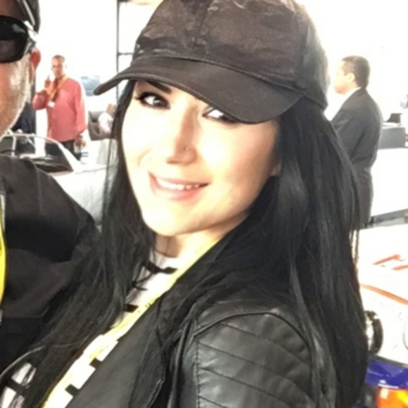 Meet your posher, Amy - Picture 2 of 4